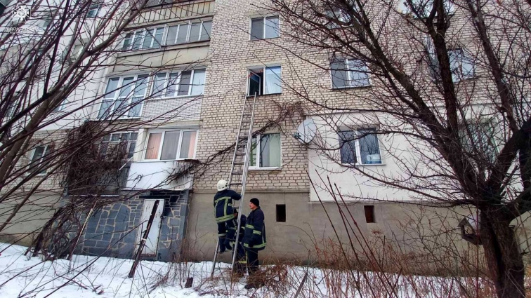 У Радомишлі рятувальники зрізали замок та відчинили двері квартири, в якій перебувала жінка без свідомості