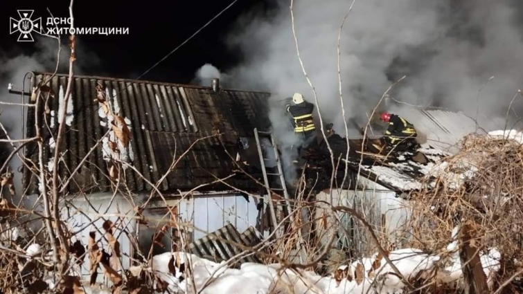 У Бердичеві під час ліквідації пожежі в приватному житловому будинку рятувальники виявили тіла трьох людей
