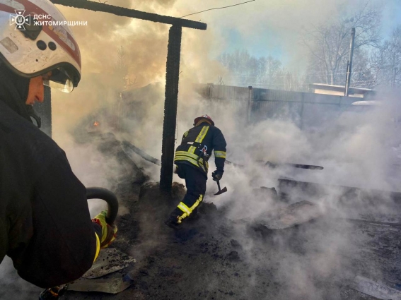 У Бердичівському районі горів дровітник, пожежа сталась через необережність при проведенні зварювальних робіт