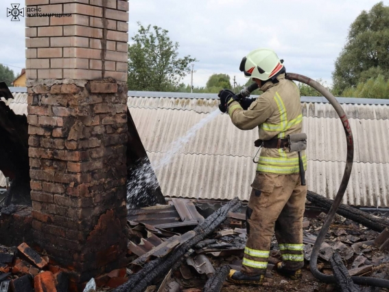В Оліївській громаді горів дерев’яний піднавіс, вогнем знищено дах будинку та фронтон господарчої будівлі