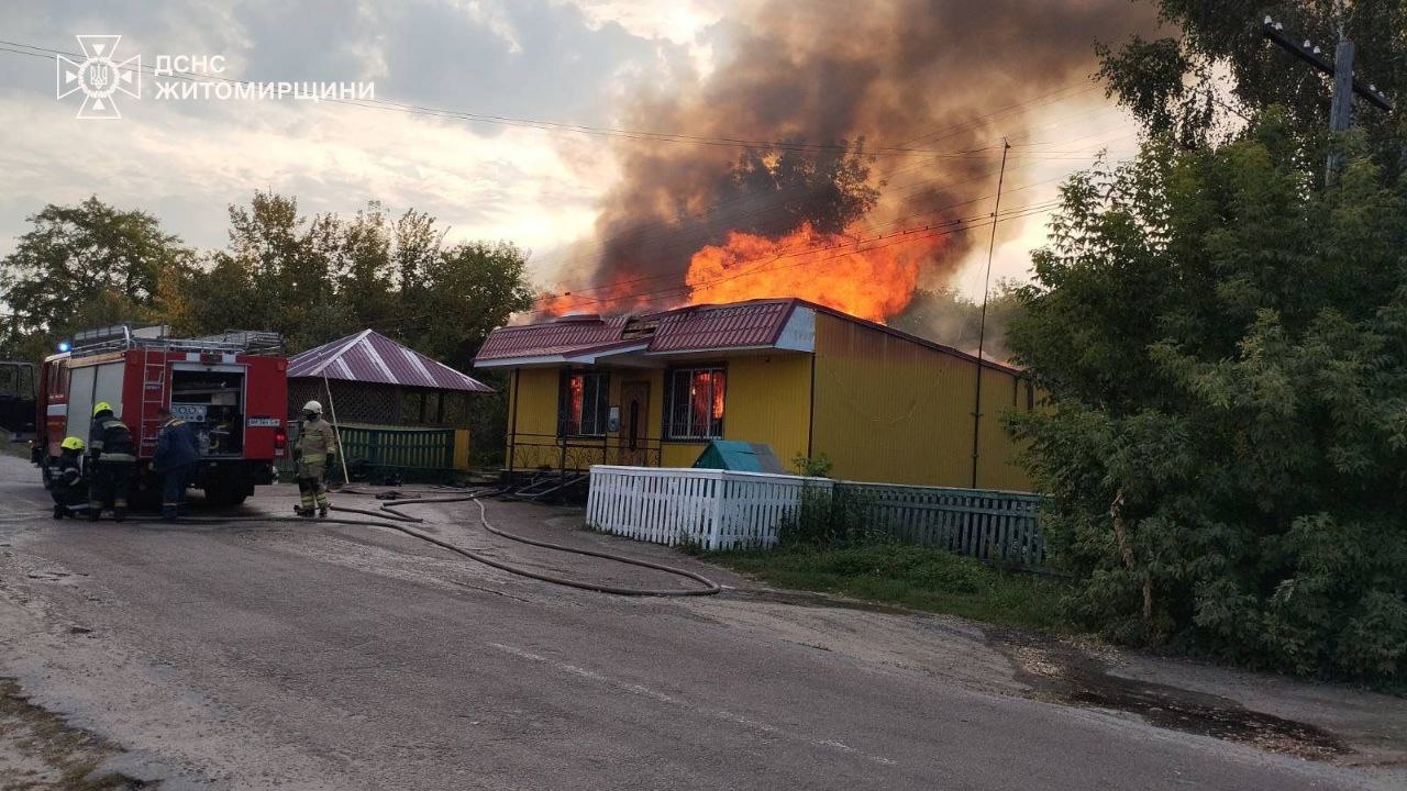 У Коростишівській громаді горів продуктовий магазин, вогнем знищено дах приміщення