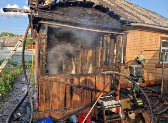 Вогнеборці врятували людину під час пожежі в Коростишеві: чоловік надихався диму