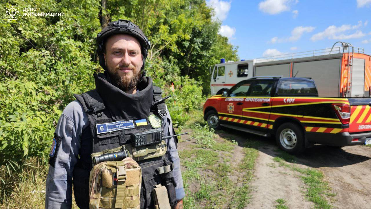«Обрав цю професію тому, що хотів стати більш корисним людям», — піротехнік з Житомирщини Богдан Сеніков розповів про службу в ДСНС