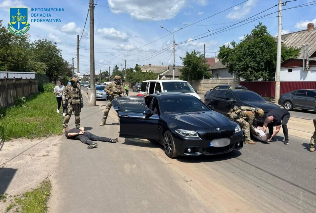 Чотирьом жителям Житомирщини та Київщини повідомлено про підозру у сприянні незаконному перетину державного кордону