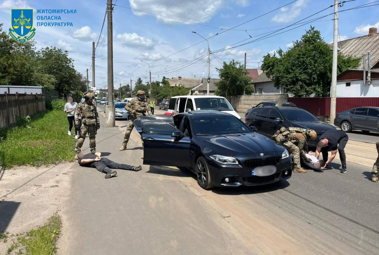Чотирьом жителям Житомирщини та Київщини повідомлено про підозру у сприянні незаконному перетину державного кордону