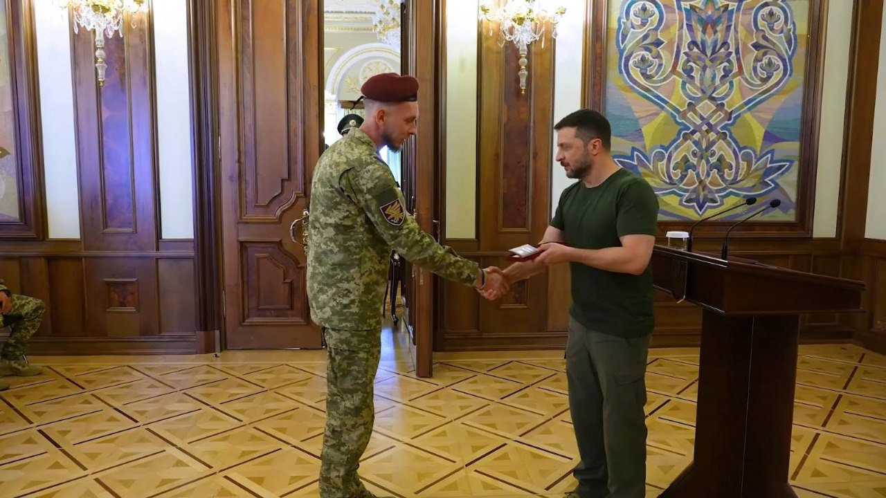 В День танкових військ Президент вручив нагороду воїну 95 бригади ДШВ Євгену Ковпаку