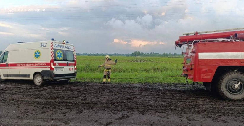 У Романівські громаді рятувальники вивільнили автомобіль швидкої допомоги з хворою дитиною