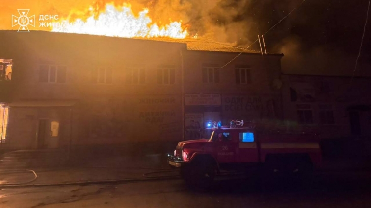 У Романові горів двоповерховий будинок: під час ліквідації пожежі загинув рятувальник та ще один отримав травми
