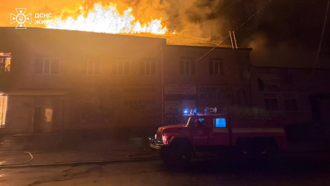 У Романові горів двоповерховий будинок: під час ліквідації пожежі загинув рятувальник та ще один отримав травми