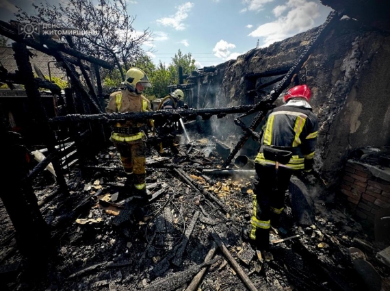 У Житомирі горіла господарча будівля, рятувальники не допустили поширення вогню на житлові будинки