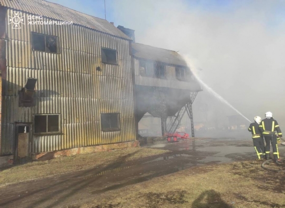 У Житомирському районі ліквідовано пожежу в складській будівлі ферми