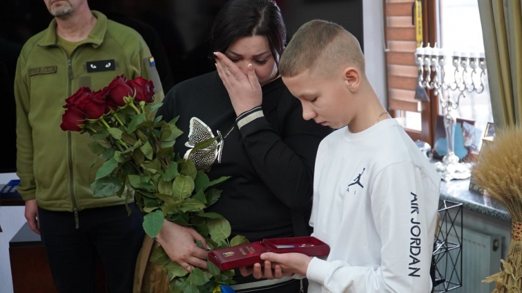 У Житомирі вручили нагороду від Президента членам родини загиблого героя-розвідника Івана Зінченка