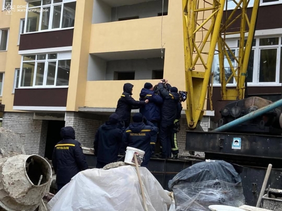 Рятувальники зняли тіло чоловіка з баштового крана у Житомирі