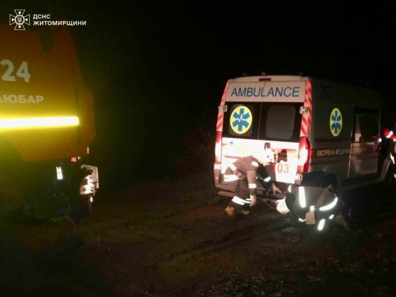 У Любарській громаді рятувальники вивільнили з багнюки автівку швидкої, яка їхала на виклик