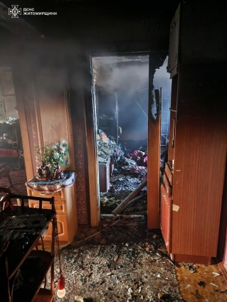 У Житомирському районі під час гасіння пожежі у квартирі рятувальники виявили тіло жінки