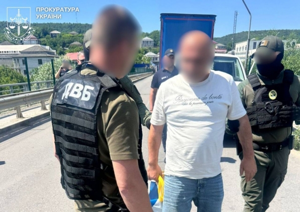 З Республіки Молдова в Україну екстрадували іноземця – учасника злочинної групи, яка збувала незаконно виготовлений алкоголь