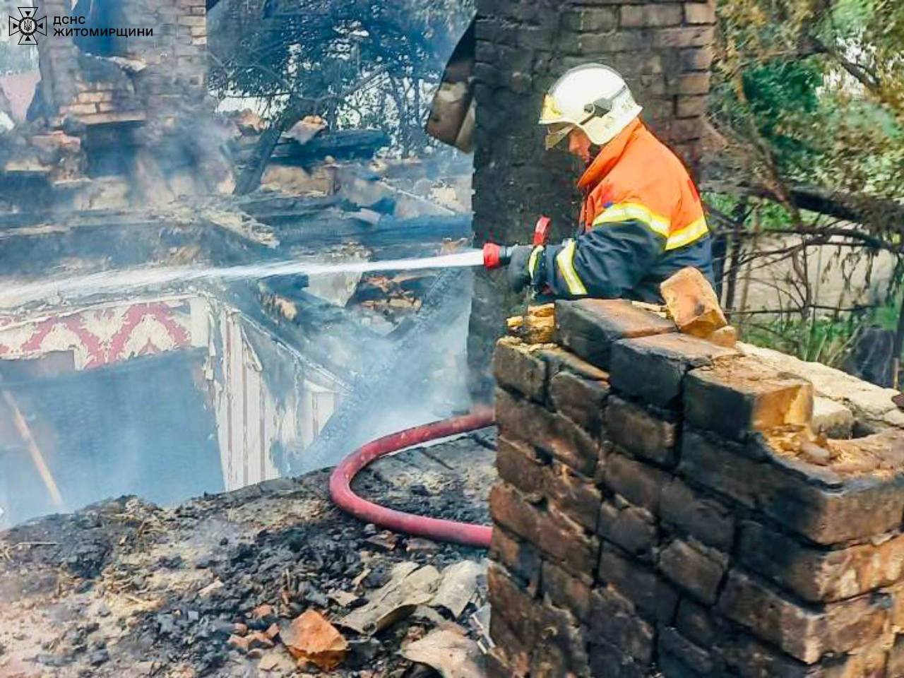 У Бердичівському районі вогнеборці загасили пожежу в житловому будинку на декількох господарів