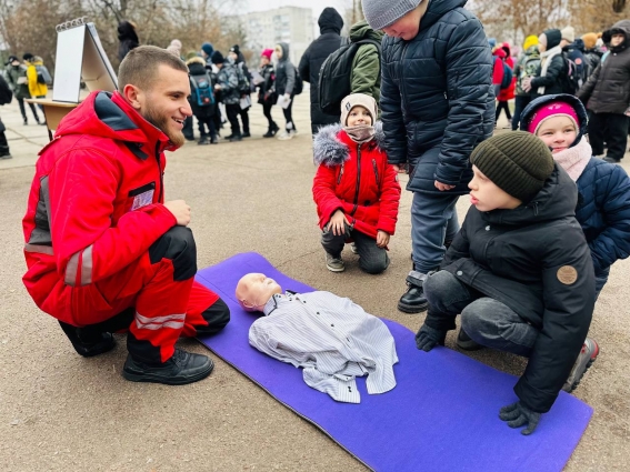 У Міжнародний день волонтера рятувальники та представники Червоного Хреста України спрямували спільні зусилля на навчання дітей безпеці