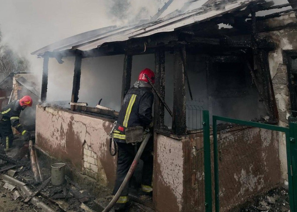 У Житомирському районі через коротке замикання електромережі горіла літня кухня та гараж