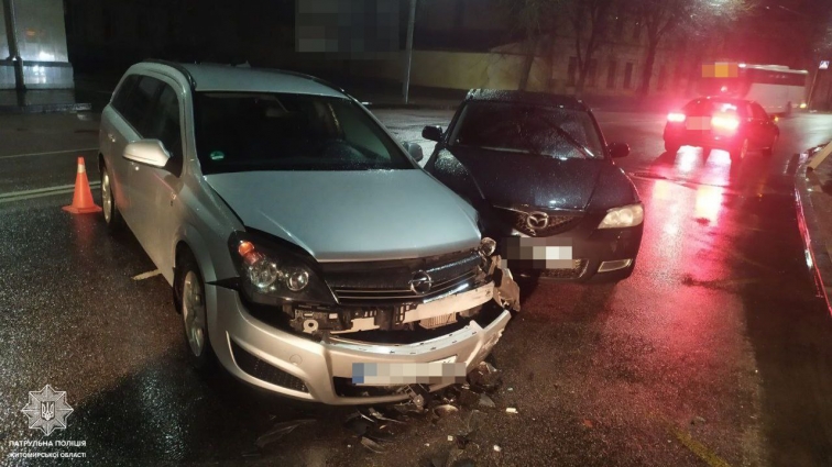 У Житомирі неподалік міськради зіткнулися дві автівки
