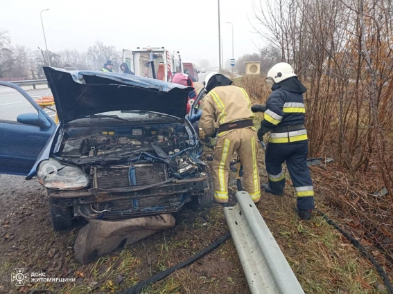 У Брусилівській громаді в ДТП постраждав водій, рятувальники деблокували чоловіка з понівеченої автівки