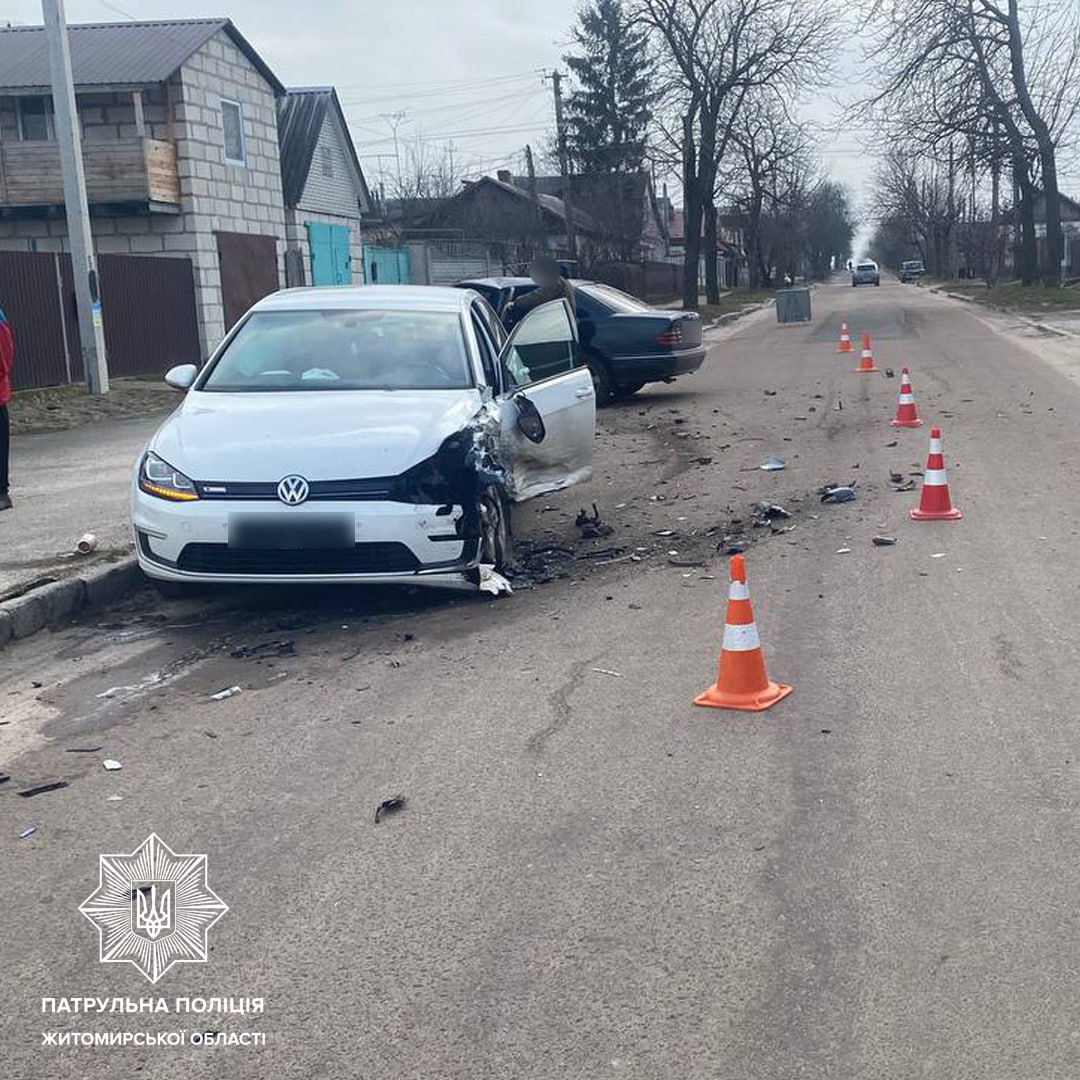 У Житомирі зіткнулися Mercedes та Volkswagen, є потерпілі
