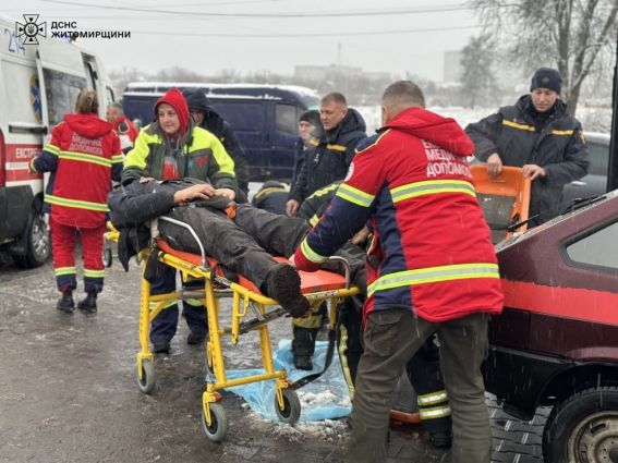 У Бердичеві рятувальники дістали трьох чоловік з ємності для палива