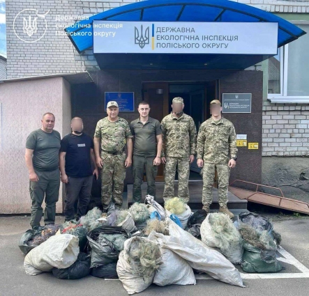 Вилучені браконьєрські сітки передали десантникам для виготовлення маскувальних засобів
