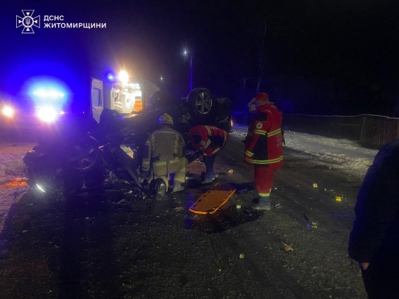 У Коростенському районі бійці ДСНС деблокували двох людей з понівеченої автівки, одна з них – загинула