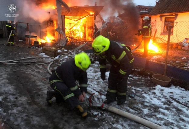 У Бердичівському районі через порушення правил пожежної безпеки загорівся гараж, вогнем знищено 3 транспортні засоби (ФОТО)