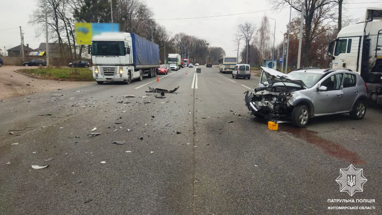 У Житомирі поблизу Станишівки зіткнулися дві автівки, є постраждалі