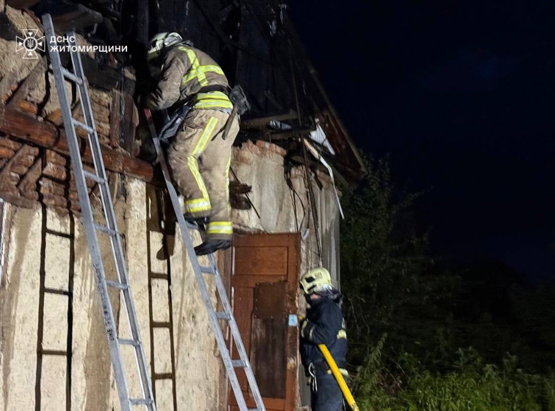 У Житомирі ліквідували пожежу на веранді приватного будинку