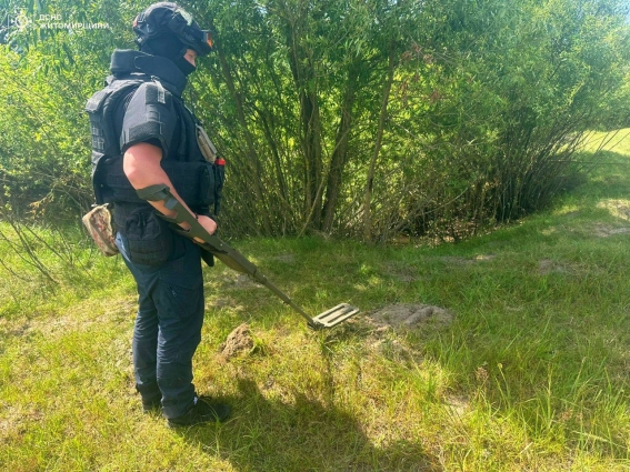 На Житомирщині піротехніки знищили артснаряд часів Другої світової війни