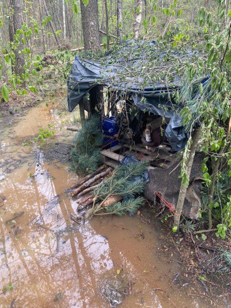 На Олевщині виявили нелегальних копачів бурштину