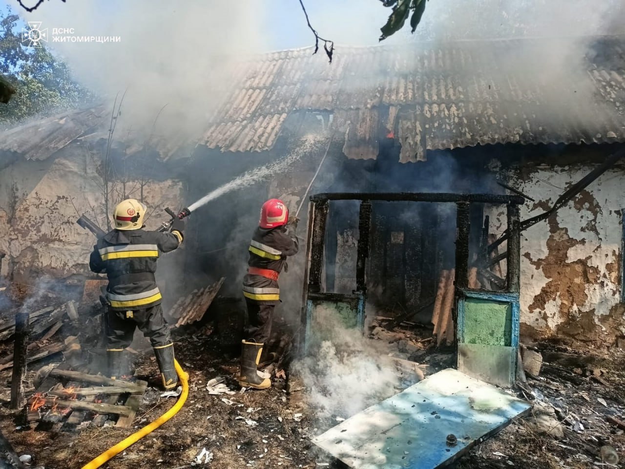 У Житомирському районі під час гасіння пожежі вогнеборці виявили тіло чоловіка