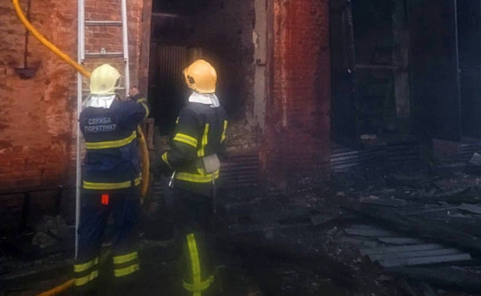 У Коростенському районі ліквідували пожежу на підприємстві, там горів трансформатор