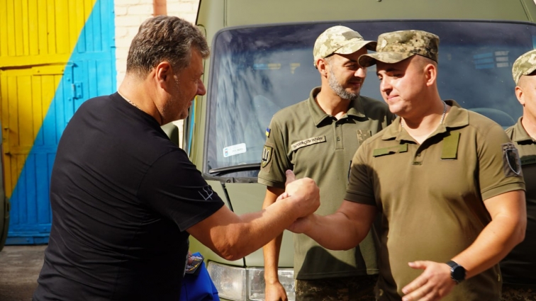 У Житомирі військовим передали 5 автівок, FPV-дрони та батареї до них