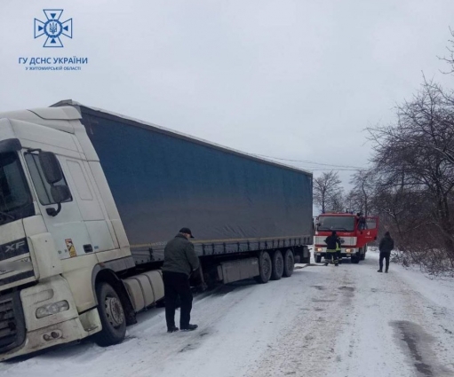 У Бердичеві рятувальники відбуксирували вантажівку зі снігового замету