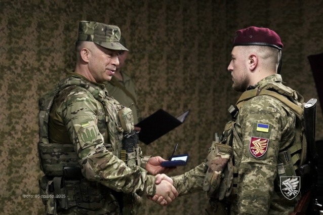 Боєць 95-ої бригади Вячеслав Михайлов отримав нагороду нагрудний знак «Хрест хоробрих» від Головнокомандувача ЗСУ