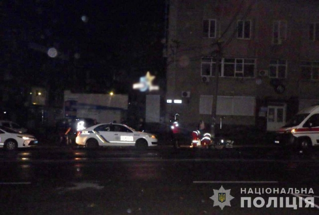 У Житомирі в центрі міста побилися двоє чоловіків: один з них помер вдарившись головою об бордюр