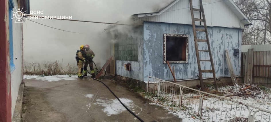 У Коростені рятувальники ліквідували пожежу у господарчій споруді