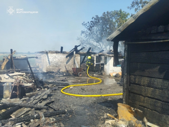 У Звягельському районі сталася пожежа в господарській споруді, вогонь з якої перекинувся на будинок