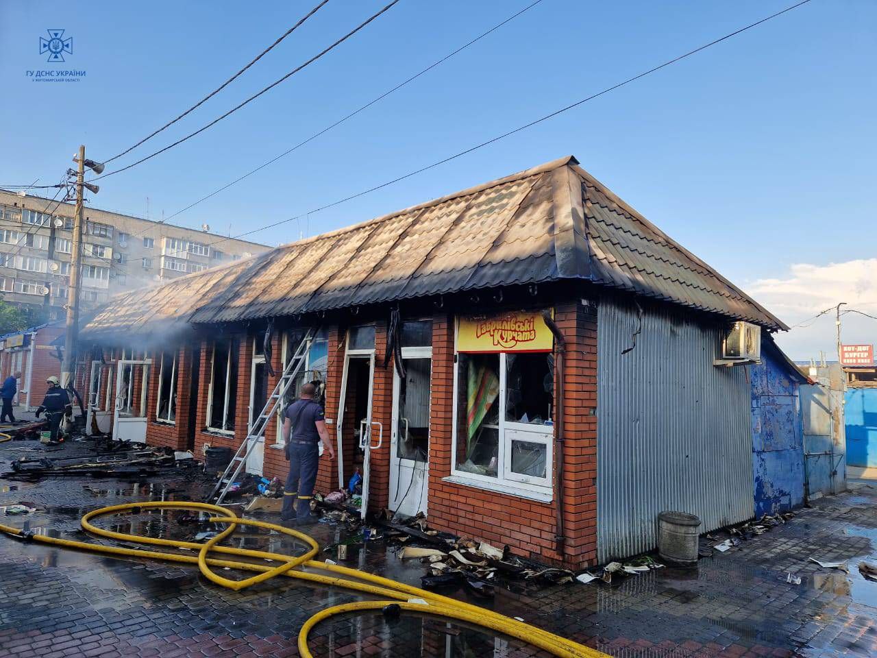 У Коростенському районі вогнеборці ліквідували пожежу на території кооперативного ринку