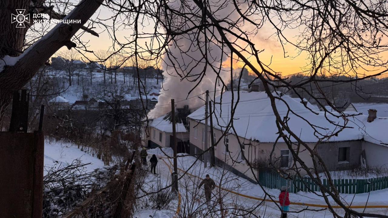 У Житомирі рятувальники ліквідували пожежу в будинку на декількох господарів