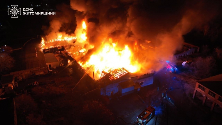 Пожежа у Житомирі: рятувальники гасили вогонь упродовж 6,5 годин (ВІДЕО)