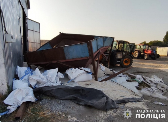 У Романівській громаді на одному із підприємств загинули двоє працівників, на чоловіків впала металева конструкція