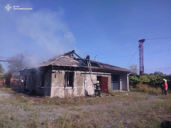 У Житомирі сталася пожежа в цегляній недіючій будівлі, вогнем знищено покрівлю, майно та перекриття