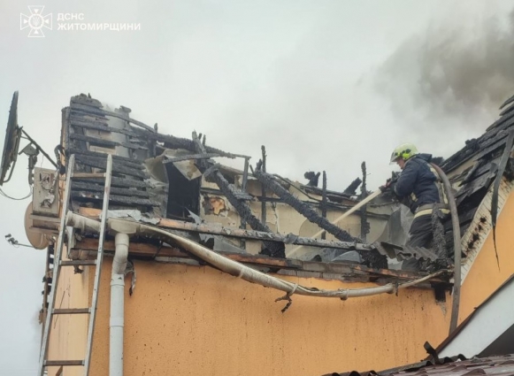 Подробиці вчорашньої пожежі в Глибочиці: горіла двоповерхова лазня, вогнем знищений дах та перекриття