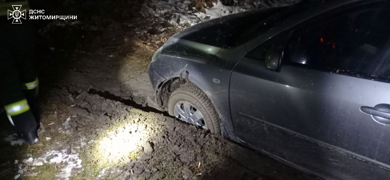 У Житомирі Mazda застрягла в багнюці в одному з провулків, рятувальникам знадобилося дві години, аби витягнути автівку (ФОТО)