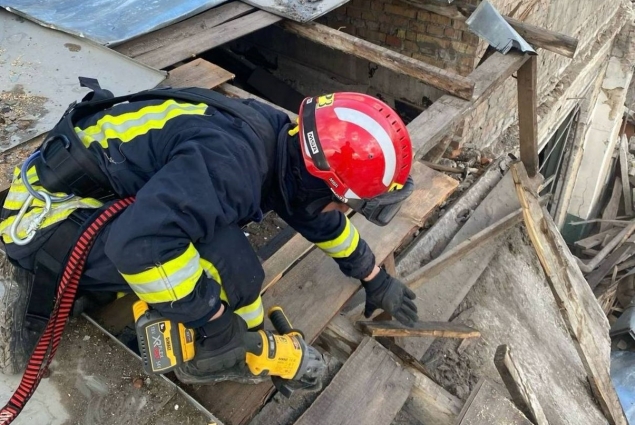 Житомирські рятувальники надають допомогу столичним колегам у ліквідації наслідків ворожого обстрілу